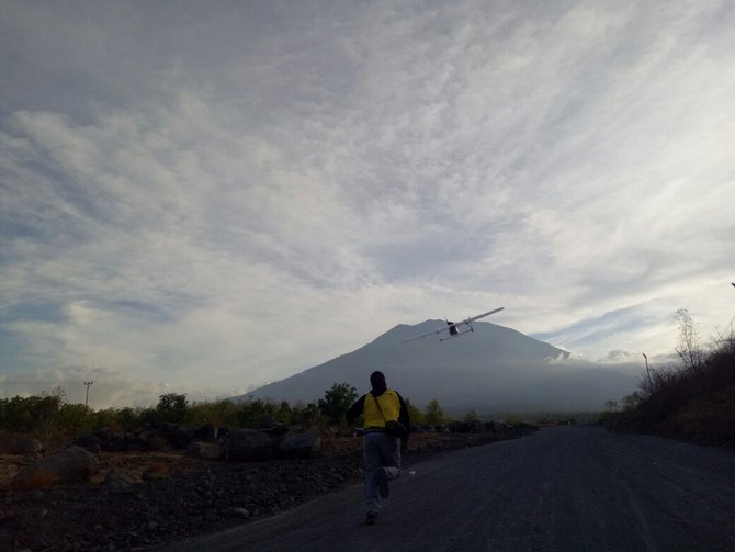 drone untuk merekam kawah gunung agung