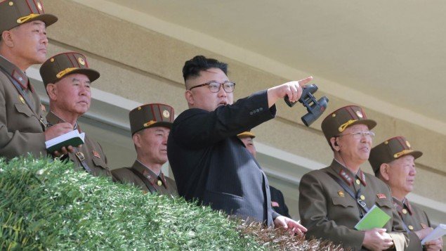 kim jong un menyaksikan latihan militer di korut