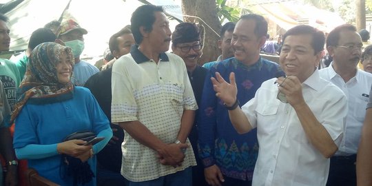 Didatangi & diajak ngobrol, ternyata banyak pengungsi Gunung Agung tak kenal Setnov