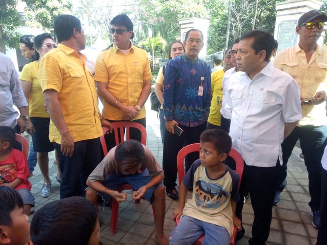 setnov kunjungi pengungsi di tembok buleleng