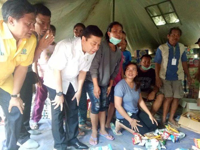 setnov kunjungi pengungsi di tembok buleleng