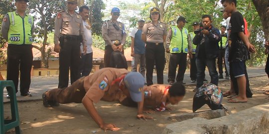 Kepergok bolos sekolah, belasan pelajar di Mojokerto dihukum push up