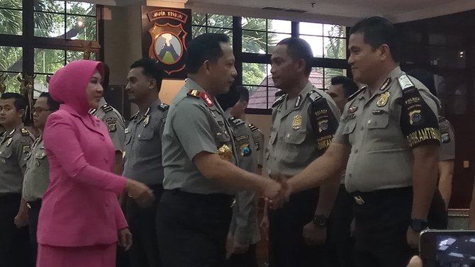 kapolri beri penghargaan anggota polri dan tni