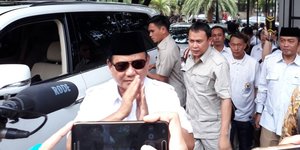 Gaya Prabowo berkaca mata hitam antar langsung berkas partainya ke KPU