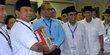 Didampingi Sandiaga, Prabowo tunjukkan berkas pendaftaran Gerindra di KPU