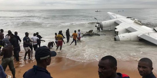 Hantam laut Pantai Gading, pesawat kargo buatan Rusia terbelah