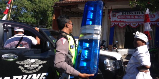 Razia di jalan, Polisi di Bali preteli rotator & sirene 75 mobil