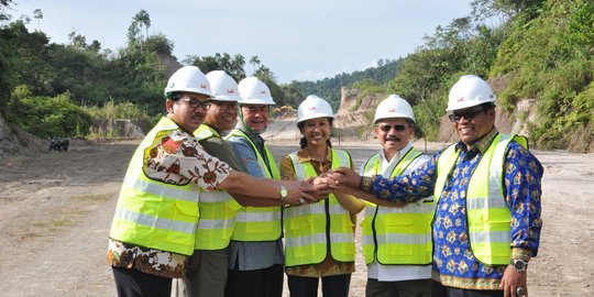 Wakili Jokowi, Rini Soemarno tinjau pembangunan Tol Padang-Pekanbaru