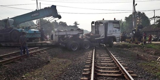 Puluhan kereta tertahan hingga 8 jam akibat truk angkut crane mogok di Subang