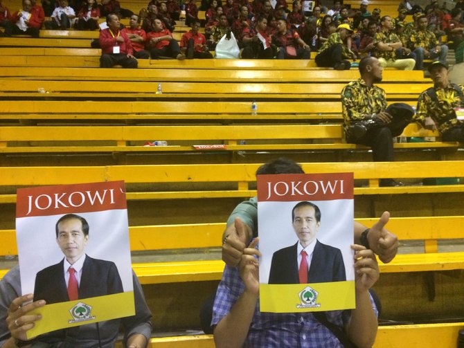 spanduk dan poster jokowi di rapimnas golkar