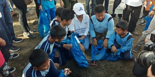 Menteri Rini hingga Wagub Sumbar pungut-pungut sampah di Pantai Padang