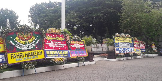 Karangan bunga penuhi Balai Kota DKI jelang pelantikan Anies-Sandi