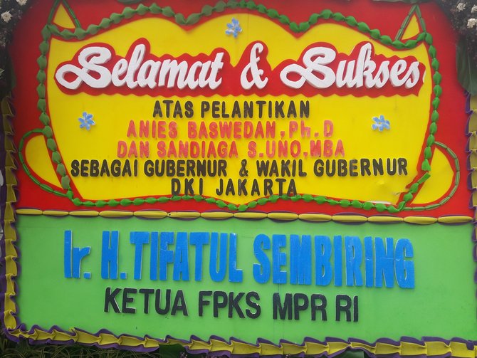 karangan bungan untuk anies sandi