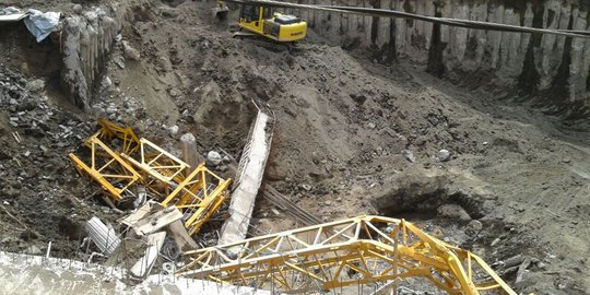 Crane pembangunan hotel di Solo roboh, satu rumah tertimpa 