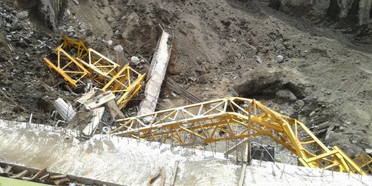 Crane roboh di Solo diduga akibat struktur tanah tak stabil
