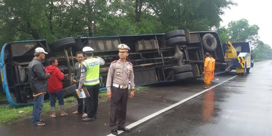 Bus terguling di Tol Jagorawi, 1 orang meninggal dan 3 orang Luka-luka