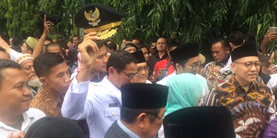 Tiba di Masjid Sunda Kelapa, Anies-Sandi disambut selawat