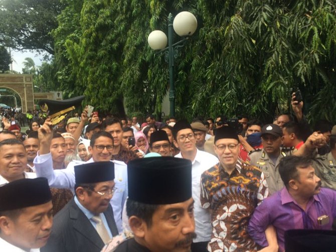 sandiaga uno di masjid sunda kelapa