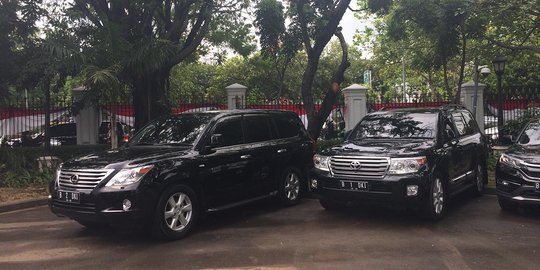 Jelang pelantikan, mobil dinas Anies-Sandi terparkir di halaman Istana