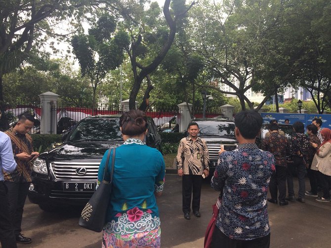 mobil dinas anies sandi terparkir di halaman istana