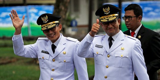 Usai dilantik, Anies-Sandi disambut ribuan pendukungnya di Balai Kota