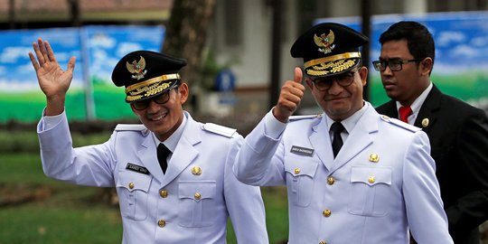 Ratusan warga ingin berfoto sama Anies-Sandi, panggung sempat bergerak