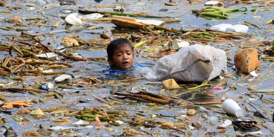 Potret anak-anak mencari botol plastik di tengah kotornya Teluk Manila