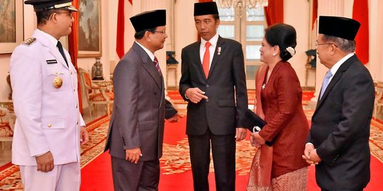 Saat Ibu Negara Iriana colek Prabowo di depan Jokowi