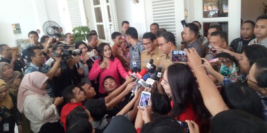 Hari pertama kerja, Anies-Sandi lakukan 3 hal ini di Balai Kota