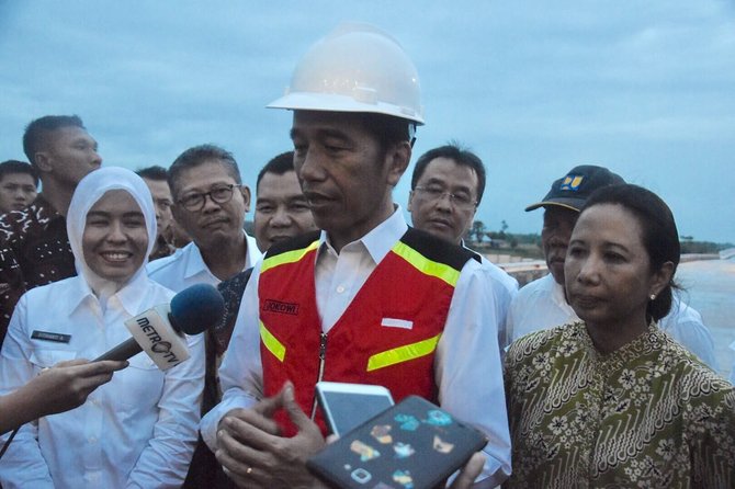 presiden jokowi dan menteri pekerjaan umum dan perumahan rakyat pupr basuki hadimuljono meresmikan jalan tol palembang indralaya palindra