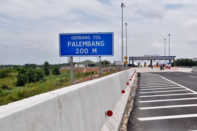 presiden jokowi dan menteri pekerjaan umum dan perumahan rakyat pupr basuki hadimuljono meresmikan jalan tol palembang indralaya palindra