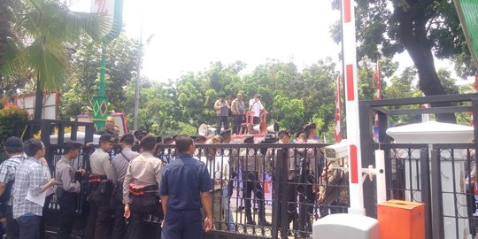 Demo di Balaikota, massa tagih janji Anies hentikan 