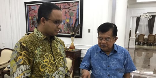 Sebelum dilantik, Anies Baswedan diberi buku oleh Wapres JK