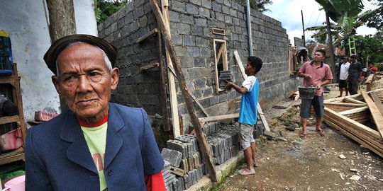 Gotong-royong warga membangun rumah kakek miskin