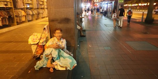 Punya 7 anak, nenek 80 tahun ini pilih tinggal di jalanan daripada di panti jompo