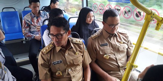 Hari pertama kerja, Anies-Sandi coba bus tingkat gratis