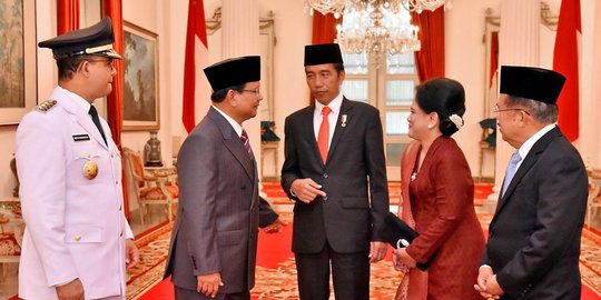 Kisah canda tawa Jokowi, JK dan Prabowo dalam pelantikan Anies-Sandi