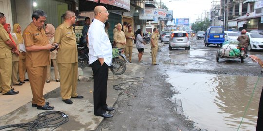 Jokowi dan JK yang dibuat gerah oleh jalan rusak di Medan