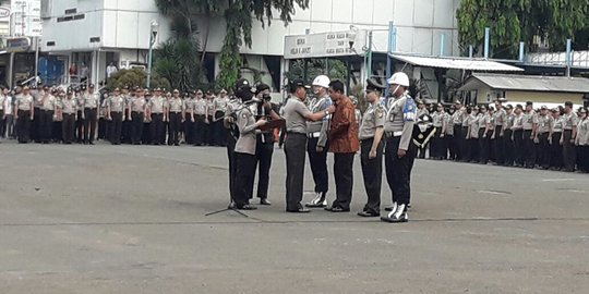 Kapolda Metro beri penghargaan 8 anggotanya, 2 polisi dipecat