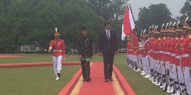Kenakan pakaian adat Betawi Jokowi sambut Emir Qatar Kenakan pakaian adat Betawi Jokowi sambut Emir Qatar