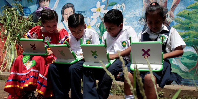 Canggihnya siswa SD di Nikaragua belajar menggunakan Laptop XO