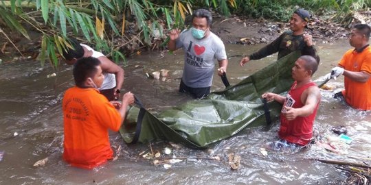 Lagi panjat pohon kelapa, Tantra temukan mayat setengah bugil di sungai