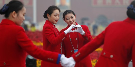 Deretan wanita cantik penyambut tamu Kongres Nasional Partai Komunis China