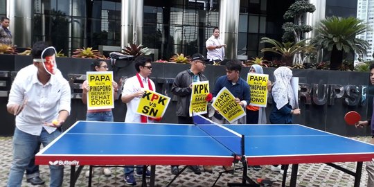 Gelar parodi main pingpong, pendemo minta KPK terbitkan sprindik baru untuk Setnov