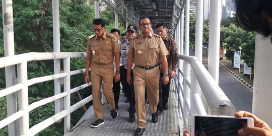 Gaya santai Sandiaga Uno bersepatu kets & aturan berpakaian dinas di DKI