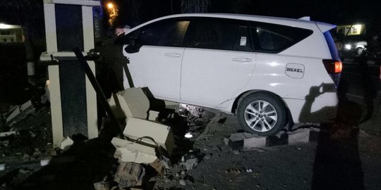 Panik dirazia, perampok mobil tabrak pagar Mapolres Langkat