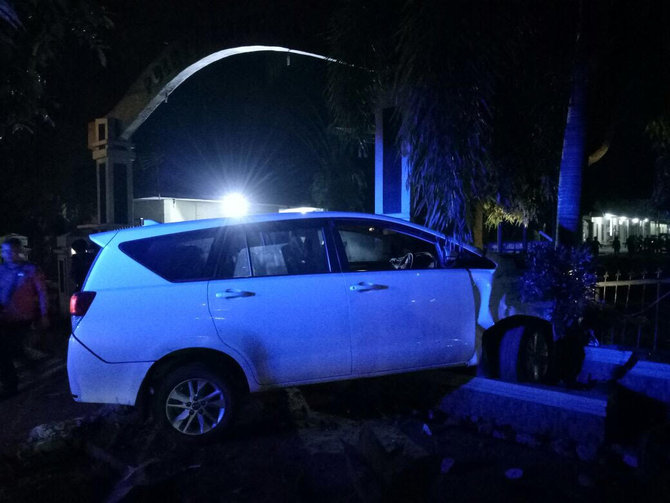 mobil perampok tabrak pagar mapolsek langkat