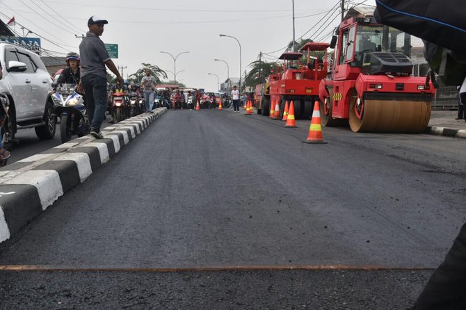 menteri pupr basuki hadimuljono uji coba aspal dari limbah plastik