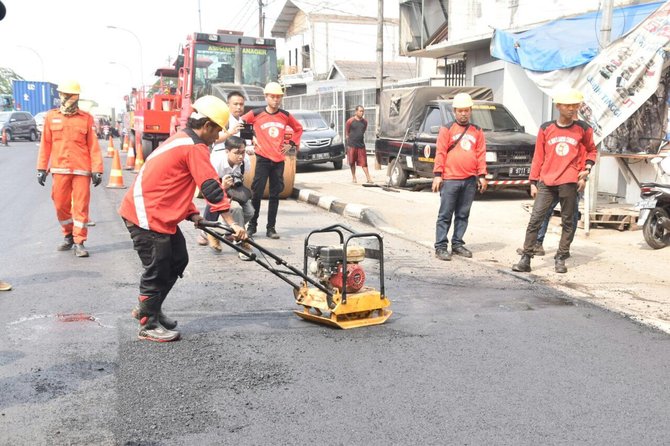 menteri pupr basuki hadimuljono uji coba aspal dari limbah plastik