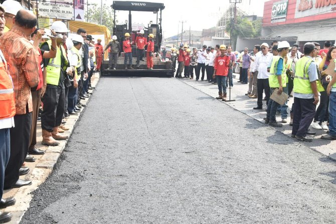 menteri pupr basuki hadimuljono uji coba aspal dari limbah plastik